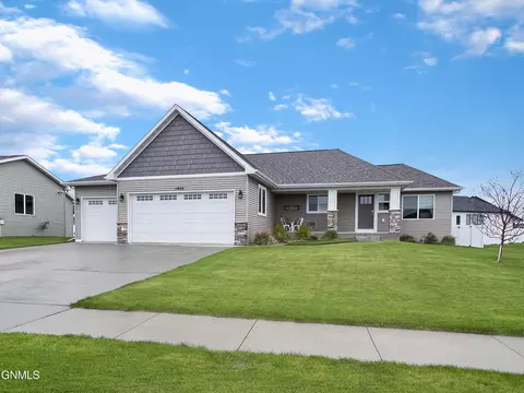 1605 Valley Bluffs Dr SE, Minot, ND 58701