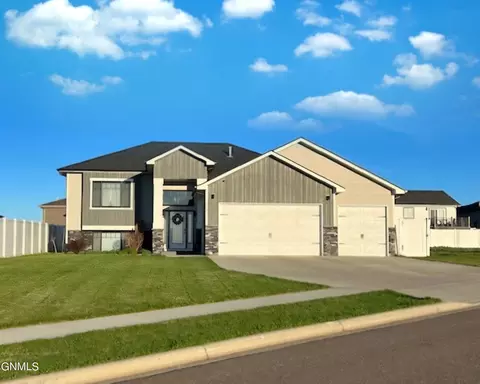 1921 Sunrise Dr, Dickinson, ND 58601