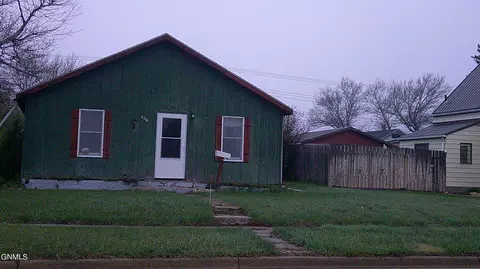 206 2nd Ave SW, Bowman, ND 58623