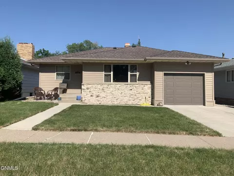1121 N 14th St, Bismarck, ND 58501