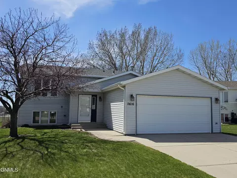 2616 Lexington Dr, Bismarck, ND 58503