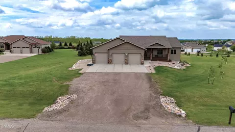 6301 Mariposa Pl, Bismarck, ND 58503