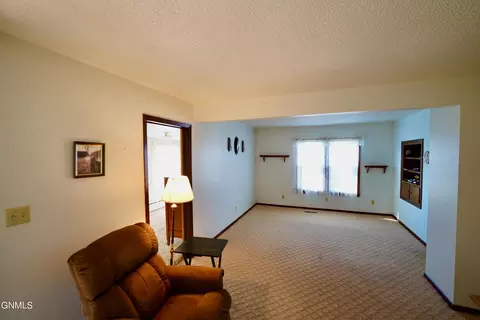 910 6th Ave SE, Jamestown, ND 58401 photo 4