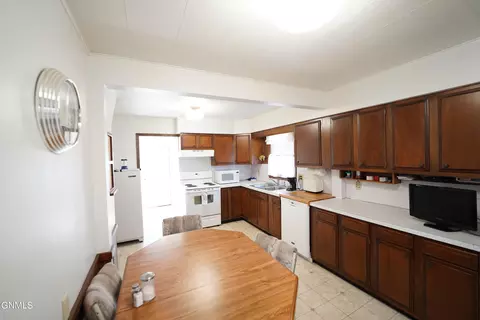 910 6th Ave SE, Jamestown, ND 58401 photo 3