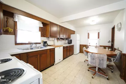 910 6th Ave SE, Jamestown, ND 58401 photo 2