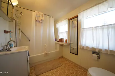 910 6th Ave SE, Jamestown, ND 58401 photo 9
