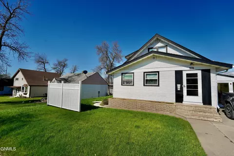 910 6th Ave SE, Jamestown, ND 58401