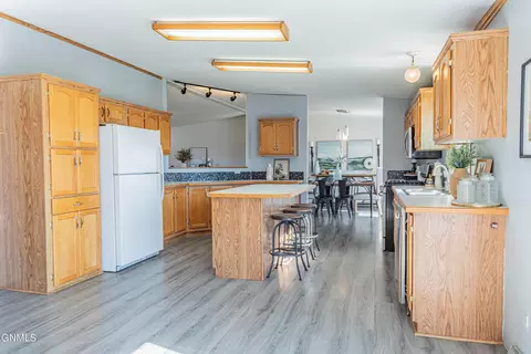 8475 Windmill Rd, Bismarck, ND 58504 photo 2
