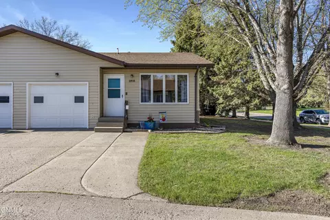 2935 Manitoba Ln, Bismarck, ND 58503