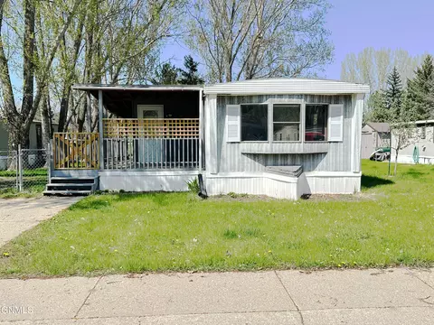 606 Yorkshire Ln, Bismarck, ND 58504