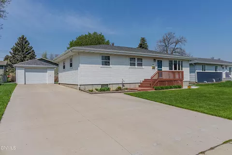 1405 Central Dr, Mandan, ND 58554