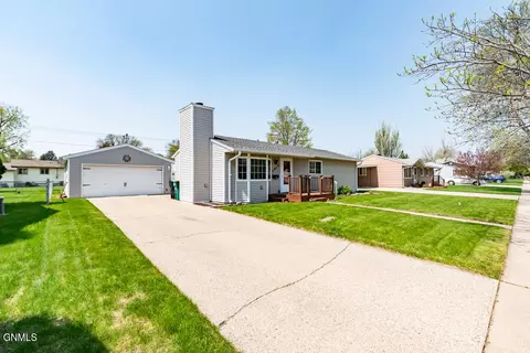 2018 Dakota Dr, Bismarck, ND 58501