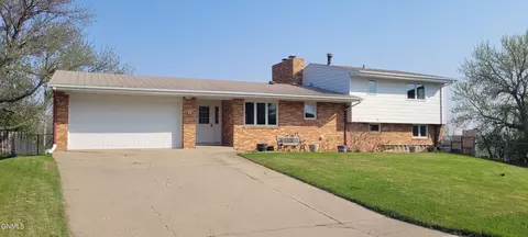 6 Irma Ct, Minot, ND 58703