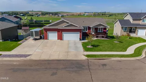 2833 Bullinger Dr, Dickinson, ND 58601