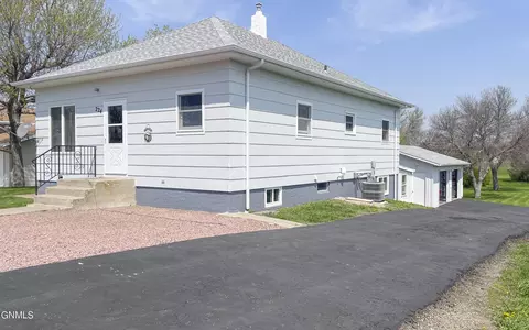 Exterior - 224 Cedar Ave, Linton, ND 58552 photo 2 of 5