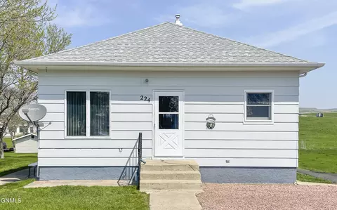 224 Cedar Ave, Linton, ND 58552