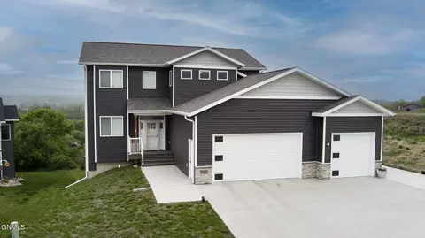 1609 Plains Bend Bnd SE, Mandan, ND 58554