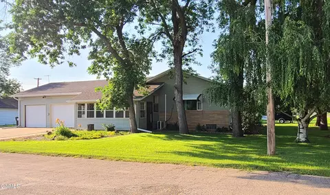 502 2nd St SW, Steele, ND 58482