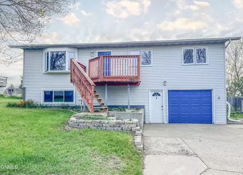 104 Coyote Rd, Mandan, ND 58554 photo 2