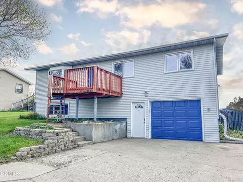 104 Coyote Rd, Mandan, ND 58554