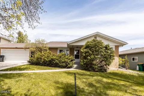 338 Saturn Dr, Bismarck, ND 58503