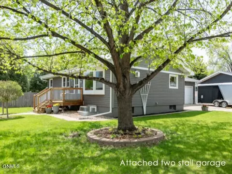 1322 Richmond Dr, Bismarck, ND 58504