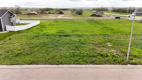 5405 Hendrickson Dr, Bismarck, ND 58503