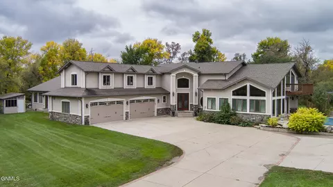 8100 Briardale Loop, Bismarck, ND 58504