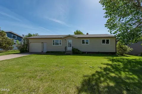 142 Haugen Dr NW, Killdeer, ND 58640 photo 2
