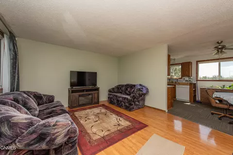 142 Haugen Dr NW, Killdeer, ND 58640 photo 4