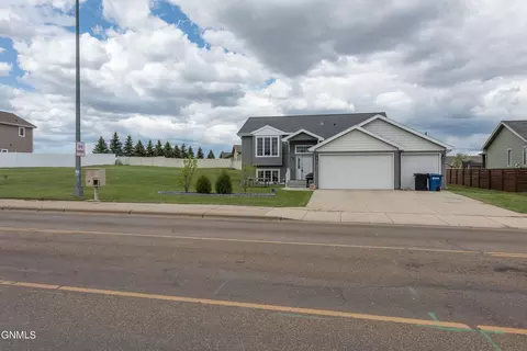 1528 15th St W, Dickinson, ND 58601