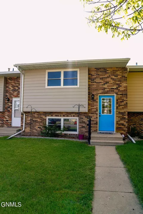 1409 9th Ave NE, Jamestown, ND 58401