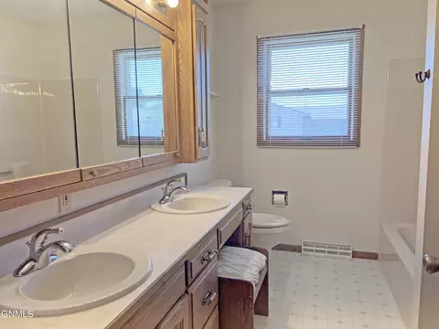 Bath - 3434 Breen Dr, Bismarck, ND 58501 photo 1 of 3