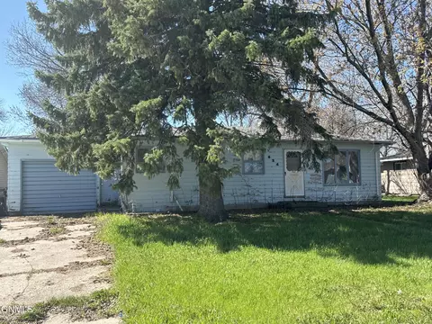 624 4th St S, Carrington, ND 58421