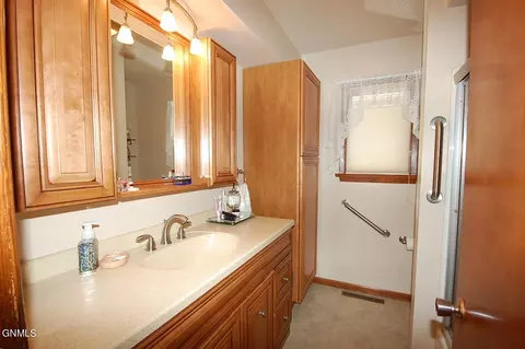 Bath - 221 5th Ave SE, Sidney, MT 59270 photo 1 of 2