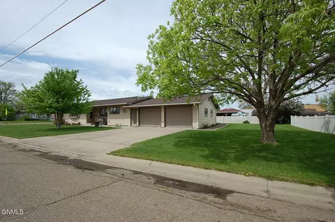 Exterior - 221 5th Ave SE, Sidney, MT 59270 photo 1 of 4