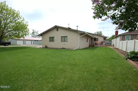 Exterior - 221 5th Ave SE, Sidney, MT 59270 photo 2 of 4
