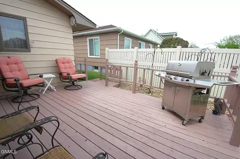 Exterior - 221 5th Ave SE, Sidney, MT 59270 photo 4 of 4