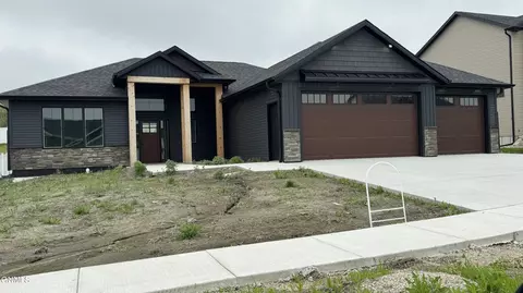 5342 Titanium Dr, Bismarck, ND 58503