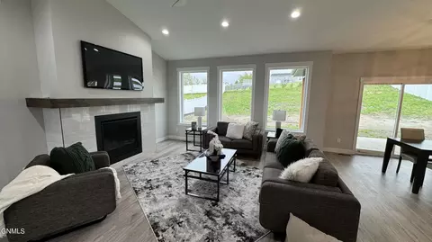5342 Titanium Dr, Bismarck, ND 58503 photo 2