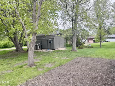 Exterior - 324 4th St SE, Steele, ND 58482 photo 1 of 6