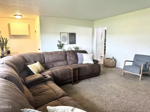 Living - 324 4th St SE, Steele, ND 58482 photo 2 of 3