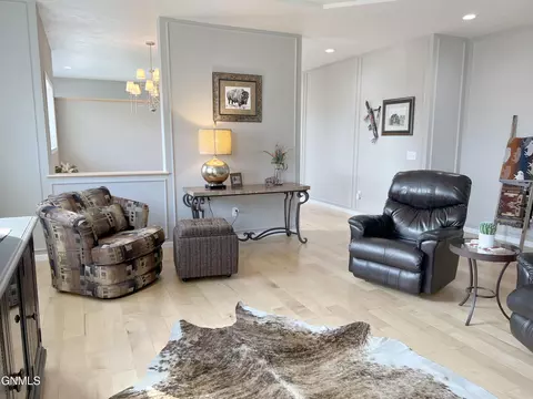 622 Calgary Ave E, Bismarck, ND 58503 photo 4