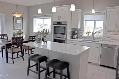 622 Calgary Ave E, Bismarck, ND 58503 photo 2