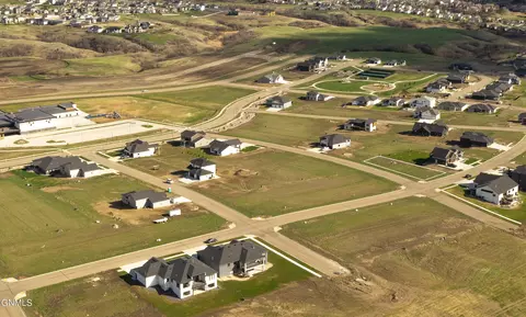 4407 Elk Ridge Dr, Bismarck, ND 58503