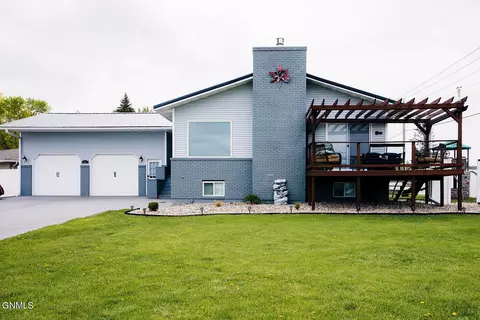 321 15th St SW, Jamestown, ND 58401
