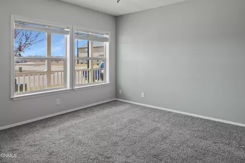 815 40th St E, Williston, ND 58801 photo 5
