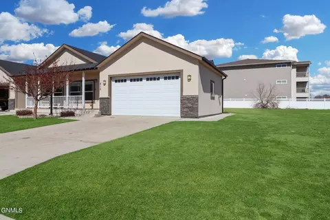 815 40th St E, Williston, ND 58801 photo 2