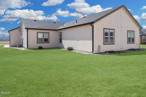 815 40th St E, Williston, ND 58801 photo 3