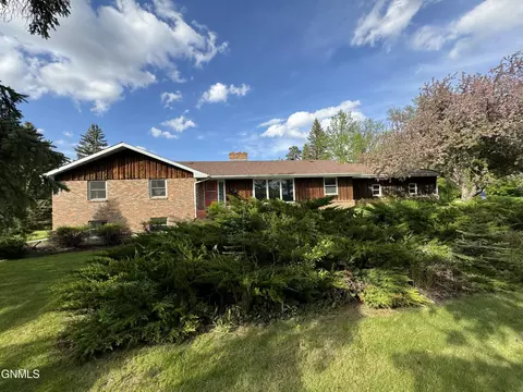 8451 35th St SE, Jamestown, ND 58401